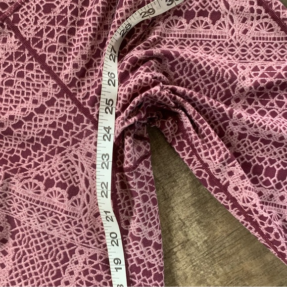 Fabletics lace capris pink and burgundy leggings - Picture 7 of 11